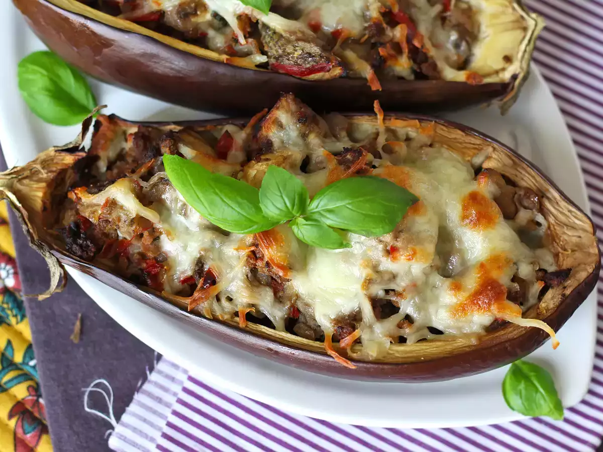 Täytetyt munakoisot mozzarellan kanssa gratinoituna