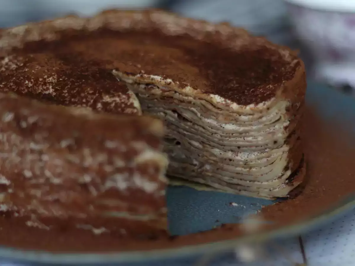 Tiramisu-tyylinen pannukakkukakku kahvilla ja kaakaolla - kuva 3