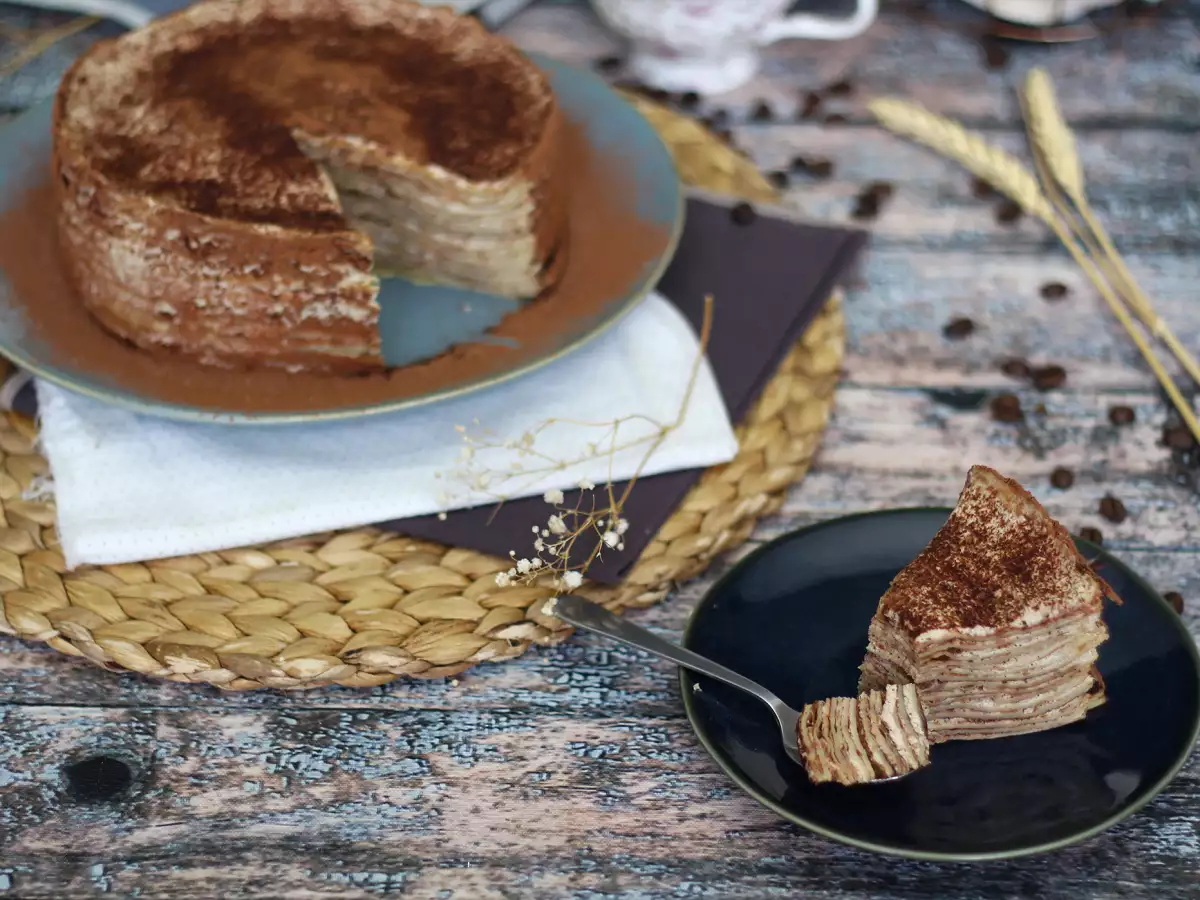 Tiramisu-tyylinen pannukakkukakku kahvilla ja kaakaolla - kuva 4