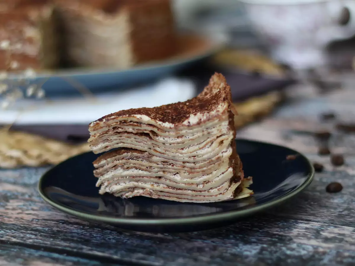 Tiramisu-tyylinen pannukakkukakku kahvilla ja kaakaolla - kuva 6