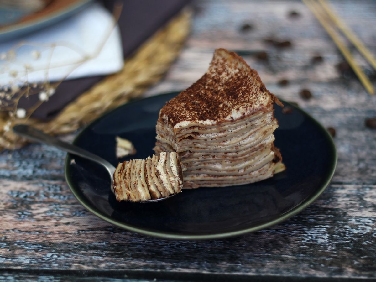 Tiramisu-tyylinen pannukakkukakku kahvin ja kaakaon kera