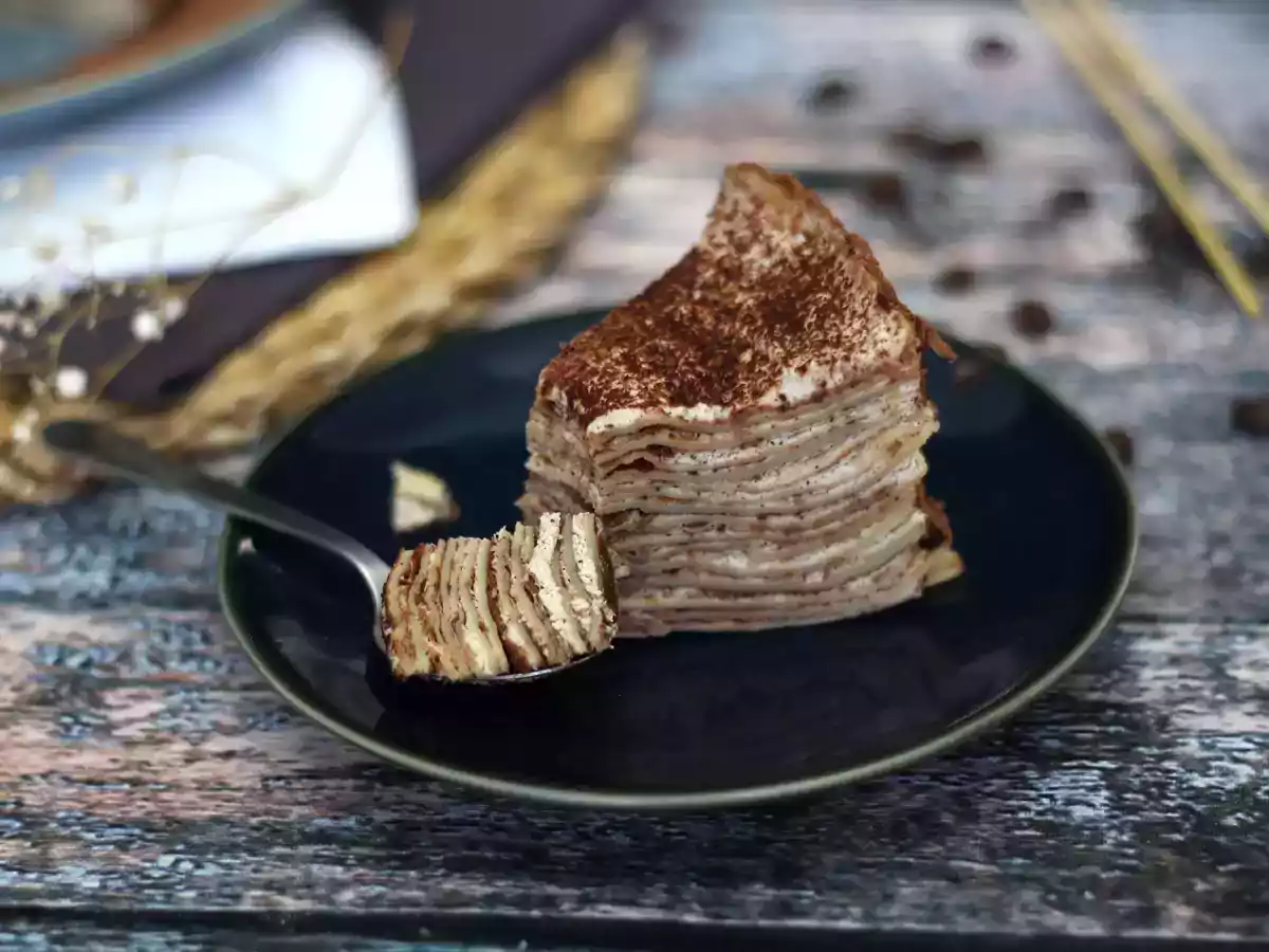 Tiramisu-tyylinen pannukakkukakku kahvin ja kaakaon kera