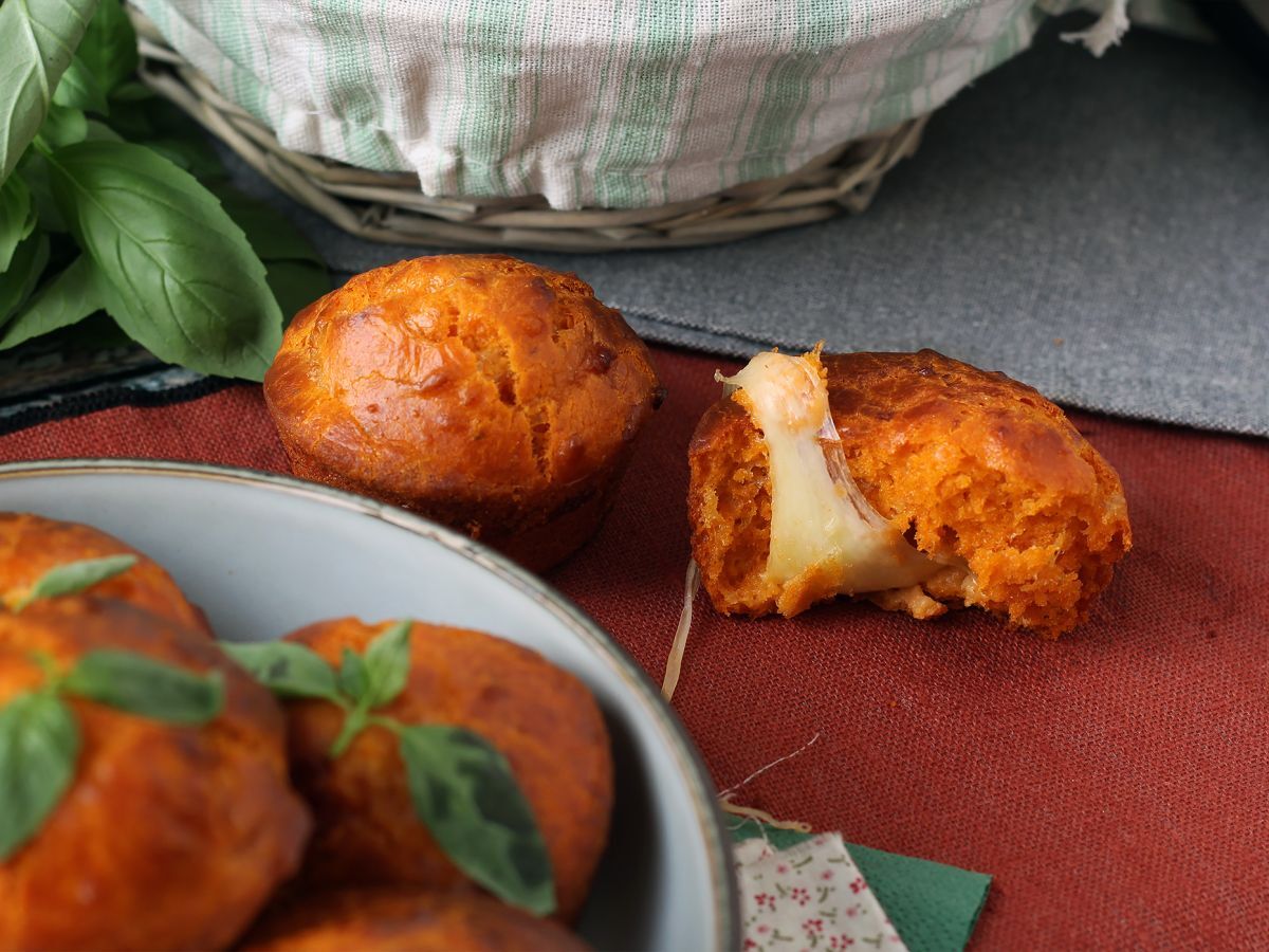 Tomaattimuffinssit sulavan mozzarellan sydämen kanssa - kuva 2