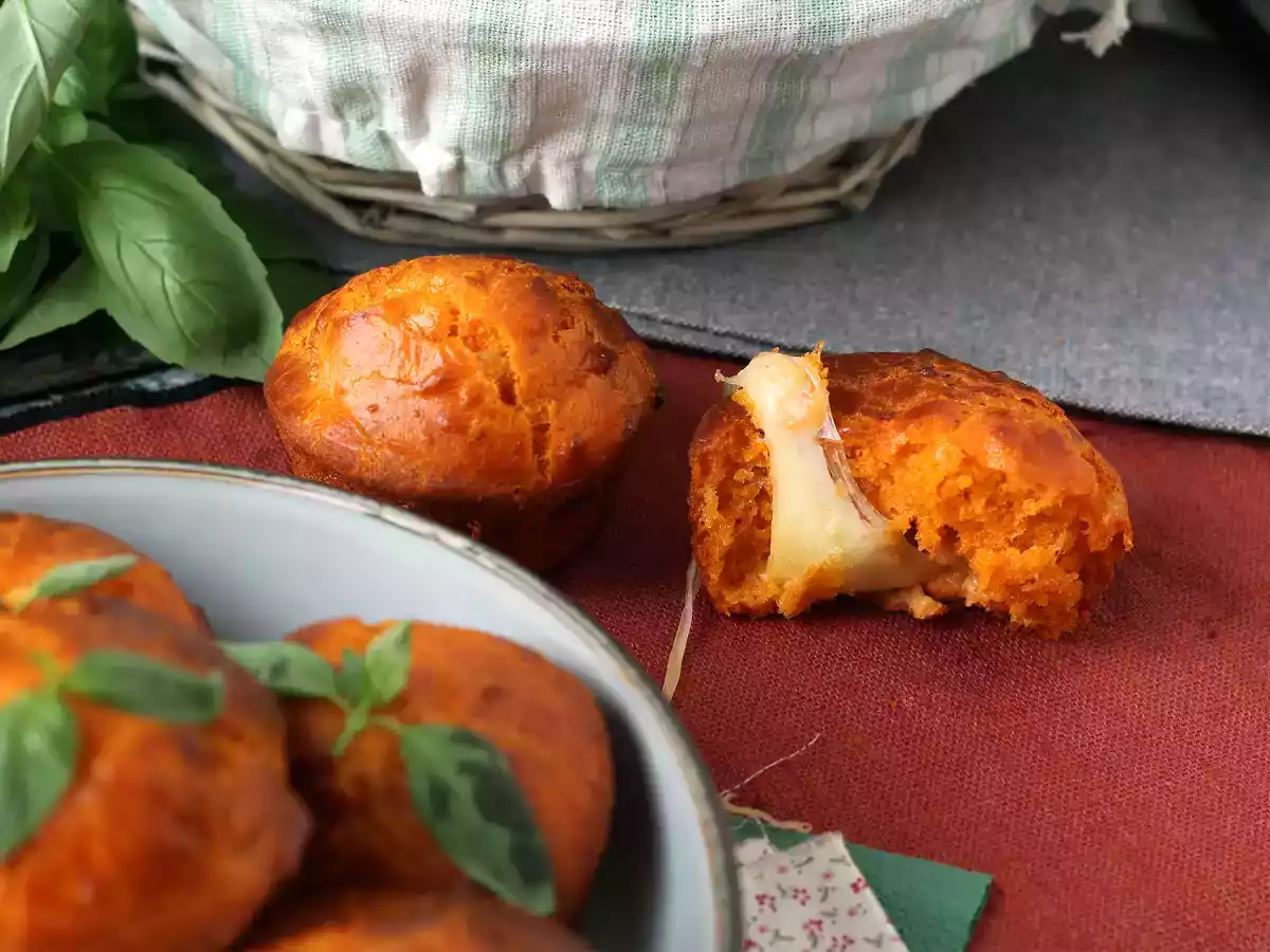 Tomaattimuffinssit sulavan mozzarellan sydämen kanssa - kuva 2
