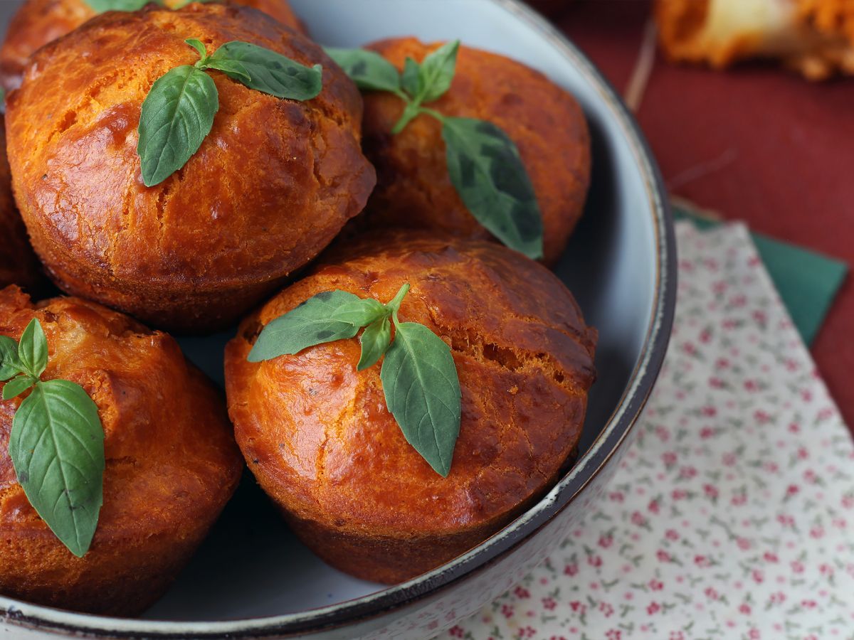 Tomaattimuffinssit sulavan mozzarellan sydämen kanssa - kuva 3