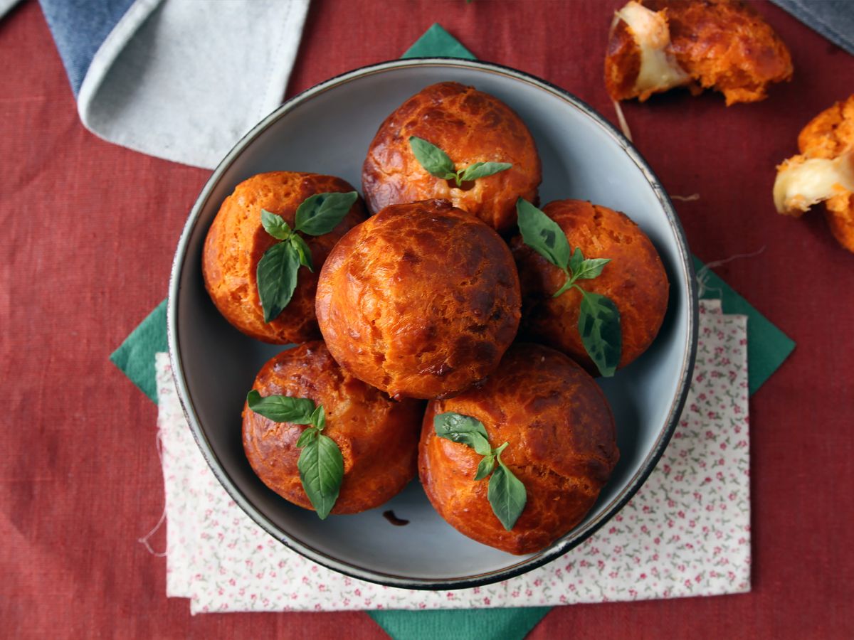 Tomaattimuffinssit sulavan mozzarellan sydämen kanssa - kuva 5