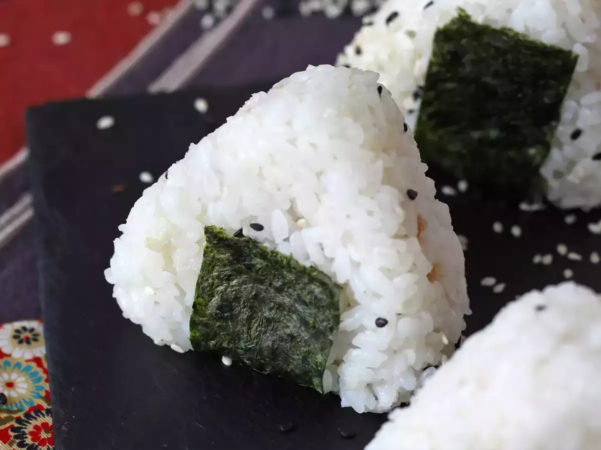 Tonnikala-onigiri – japanilainen kolmionmuotoinen riisipallo おにぎり