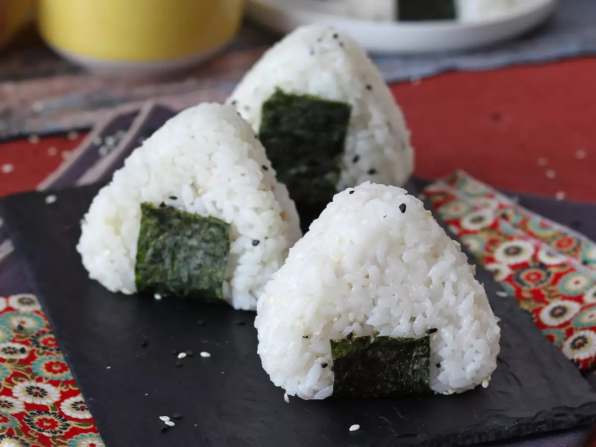 Tonnikala-onigiri – japanilainen kolmionmuotoinen riisipallo おにぎり - kuva 2