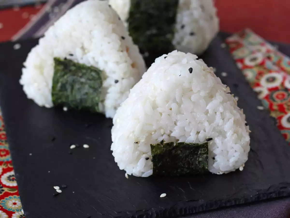 Tonnikala-onigiri – japanilainen kolmionmuotoinen riisipallo おにぎり - kuva 4