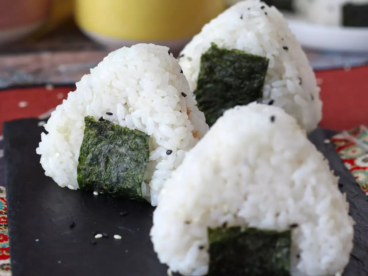 Tonnikala-onigiri – japanilainen kolmionmuotoinen riisipallo おにぎり - kuva 6