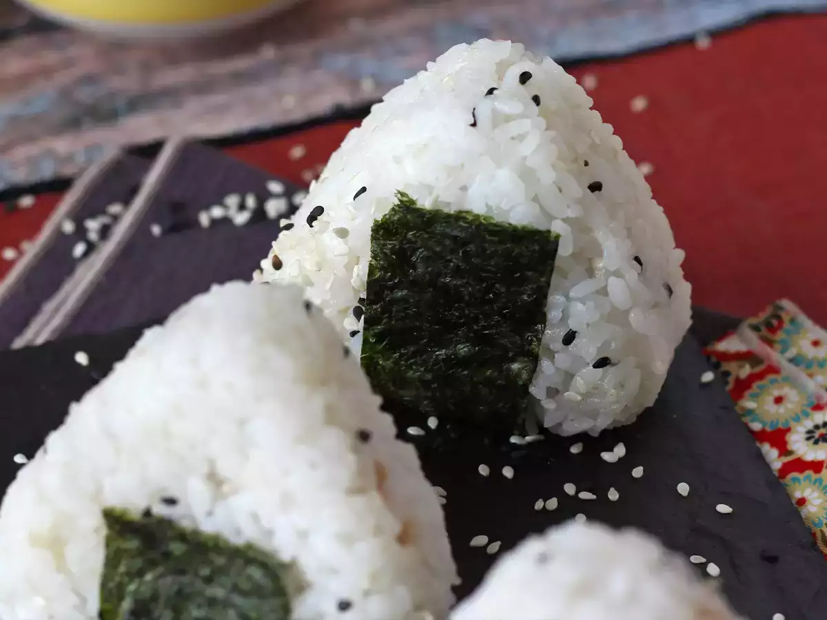 Tonnikala-onigiri – japanilainen kolmionmuotoinen riisipallo おにぎり - kuva 8