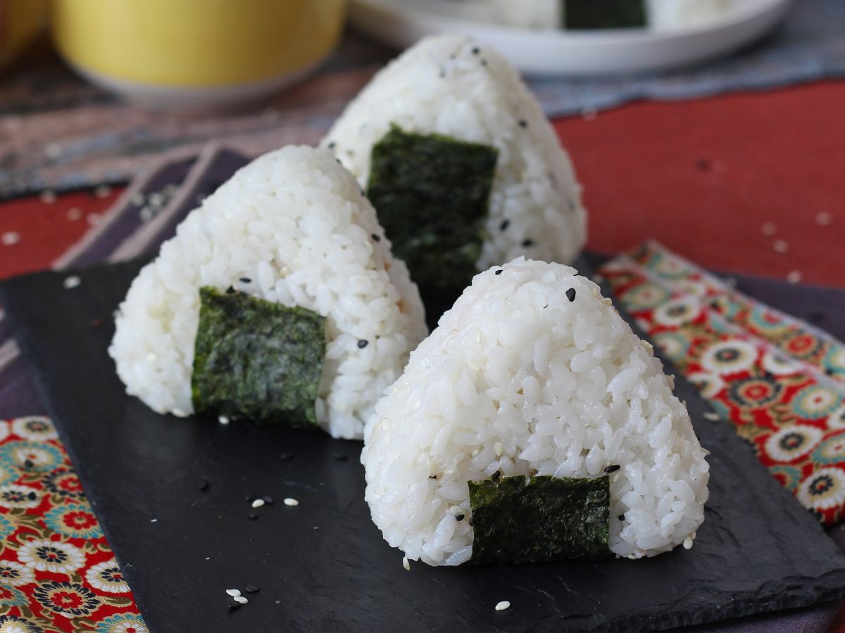 Tonnikala onigiri, pieni japanilainen kolmionmuotoinen riisivoileipä - おにぎり - kuva 2