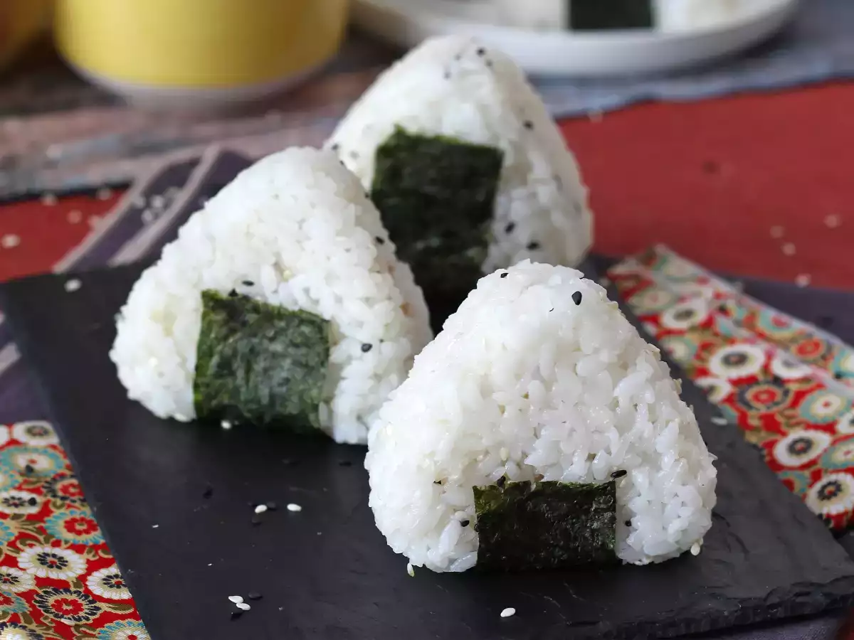 Tonnikala onigiri, pieni japanilainen kolmionmuotoinen riisivoileipä - おにぎり - kuva 2