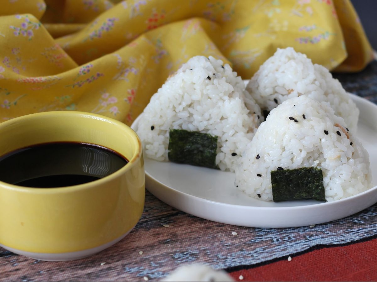 Tonnikala onigiri, pieni japanilainen kolmionmuotoinen riisivoileipä - おにぎり - kuva 3