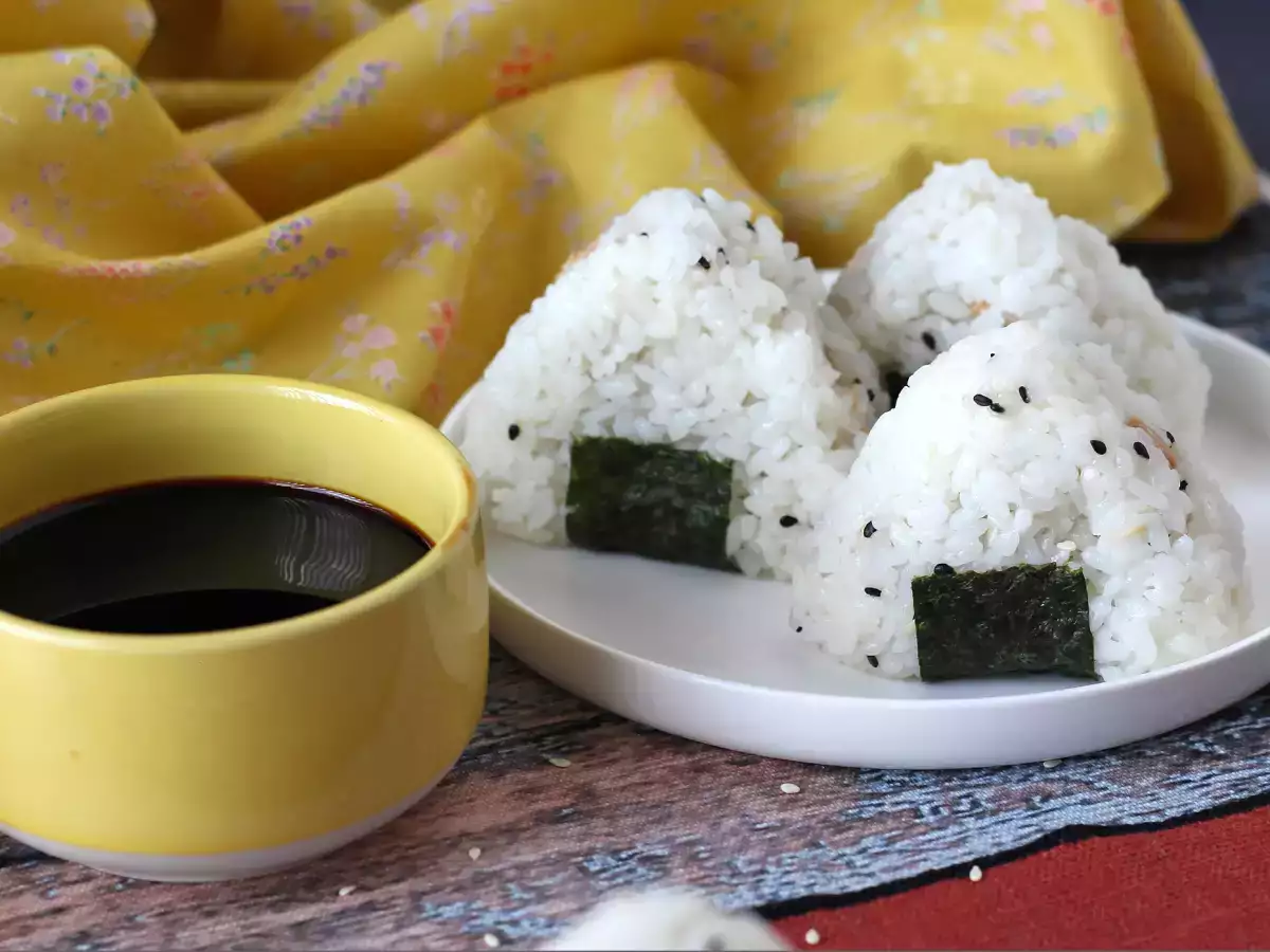 Tonnikala onigiri, pieni japanilainen kolmionmuotoinen riisivoileipä - おにぎり - kuva 3