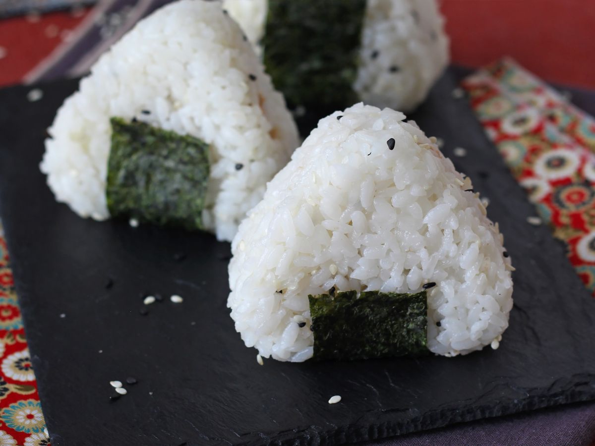 Tonnikala onigiri, pieni japanilainen kolmionmuotoinen riisivoileipä - おにぎり - kuva 4