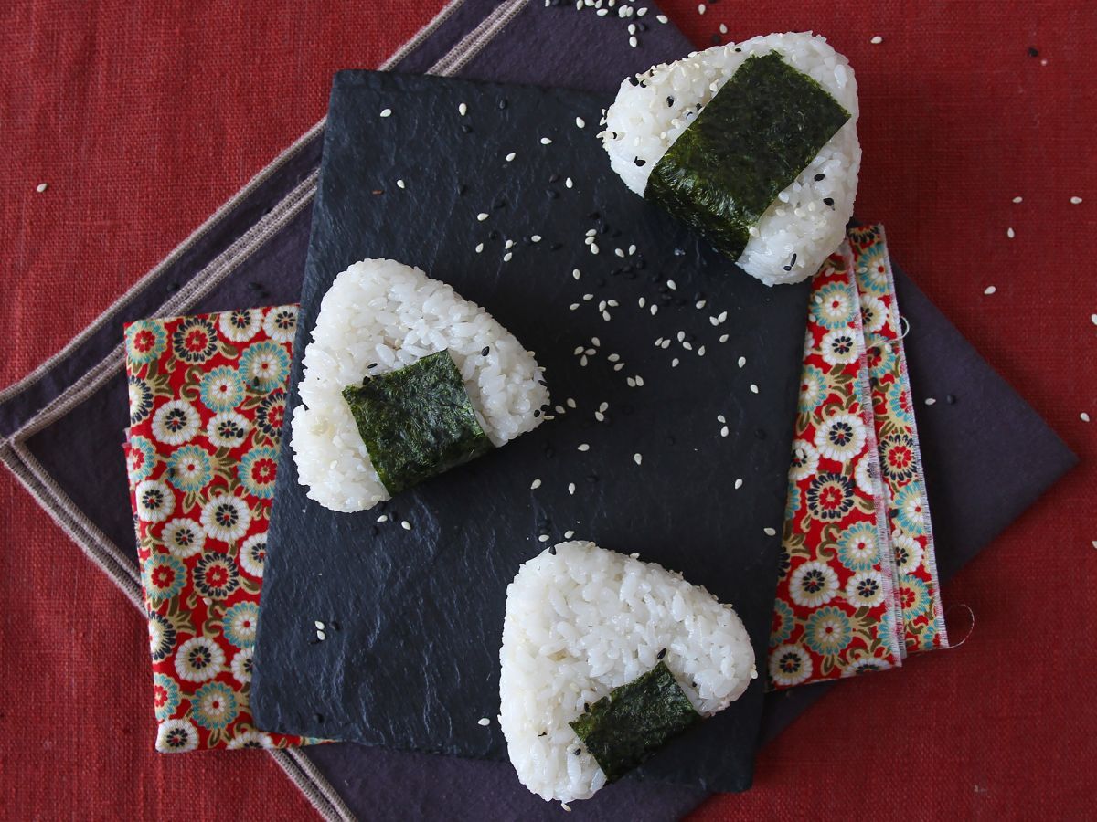 Tonnikala onigiri, pieni japanilainen kolmionmuotoinen riisivoileipä - おにぎり - kuva 5