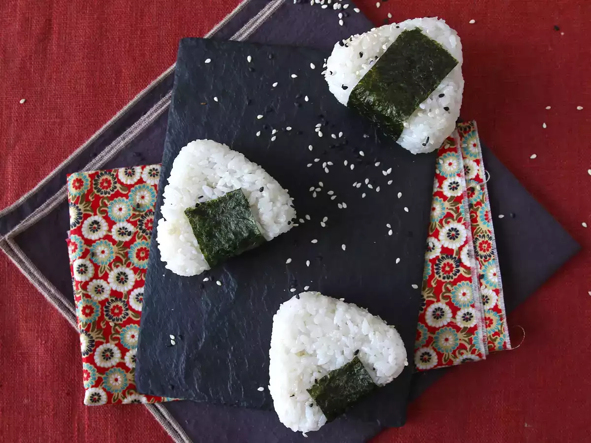 Tonnikala onigiri, pieni japanilainen kolmionmuotoinen riisivoileipä - おにぎり - kuva 5