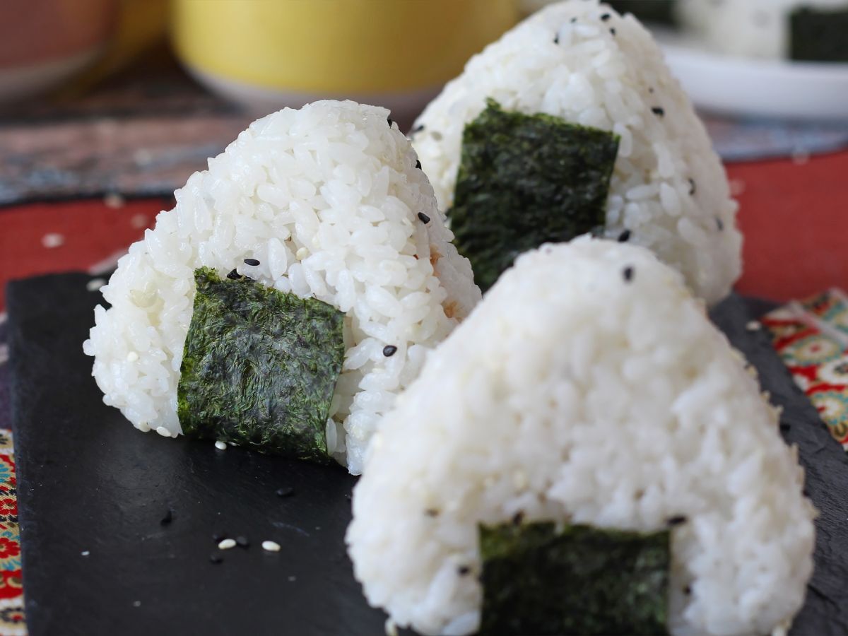 Tonnikala onigiri, pieni japanilainen kolmionmuotoinen riisivoileipä - おにぎり - kuva 6