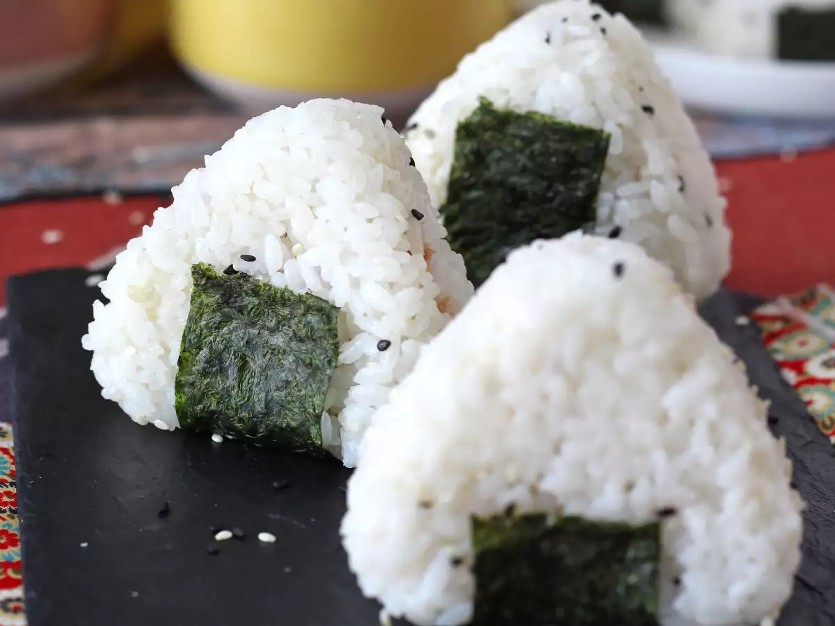 Tonnikala onigiri, pieni japanilainen kolmionmuotoinen riisivoileipä - おにぎり - kuva 6