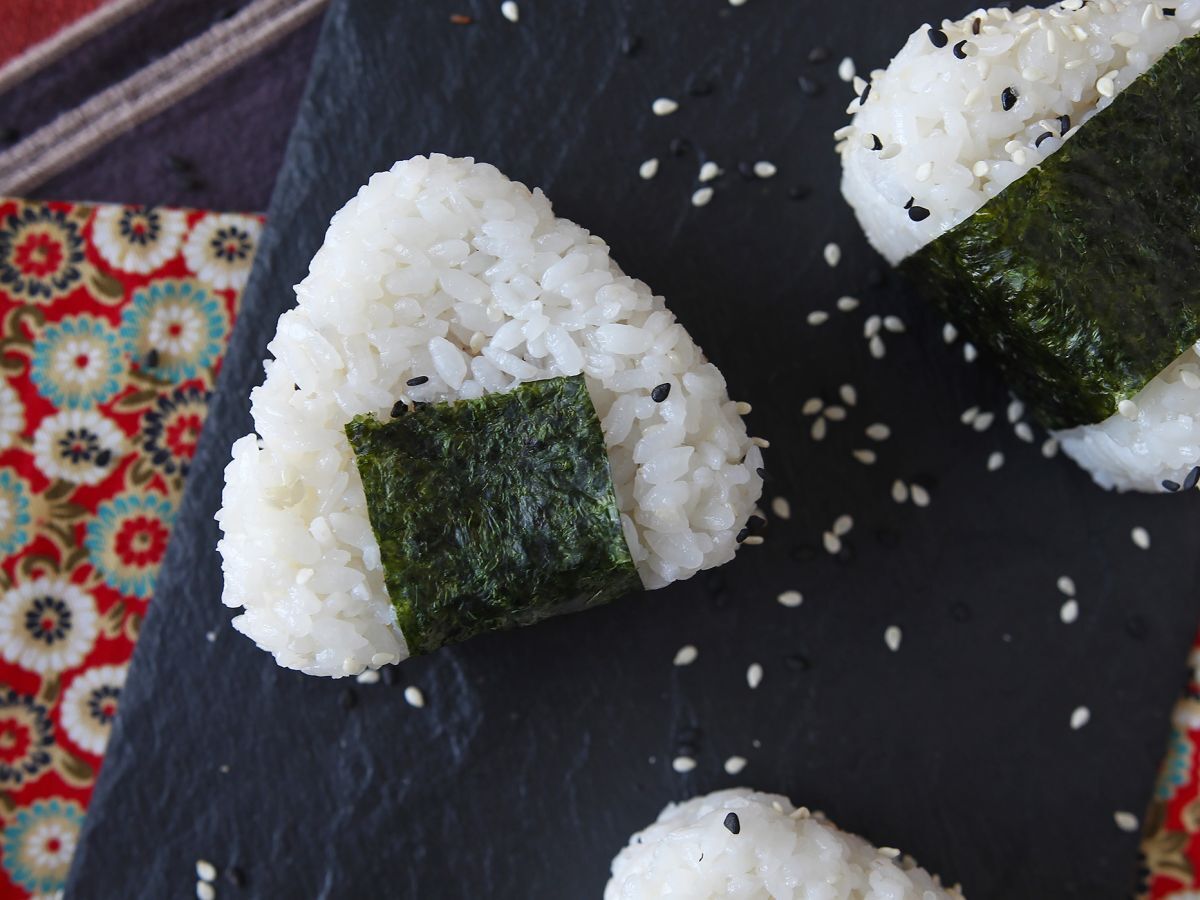 Tonnikala onigiri, pieni japanilainen kolmionmuotoinen riisivoileipä - おにぎり - kuva 7