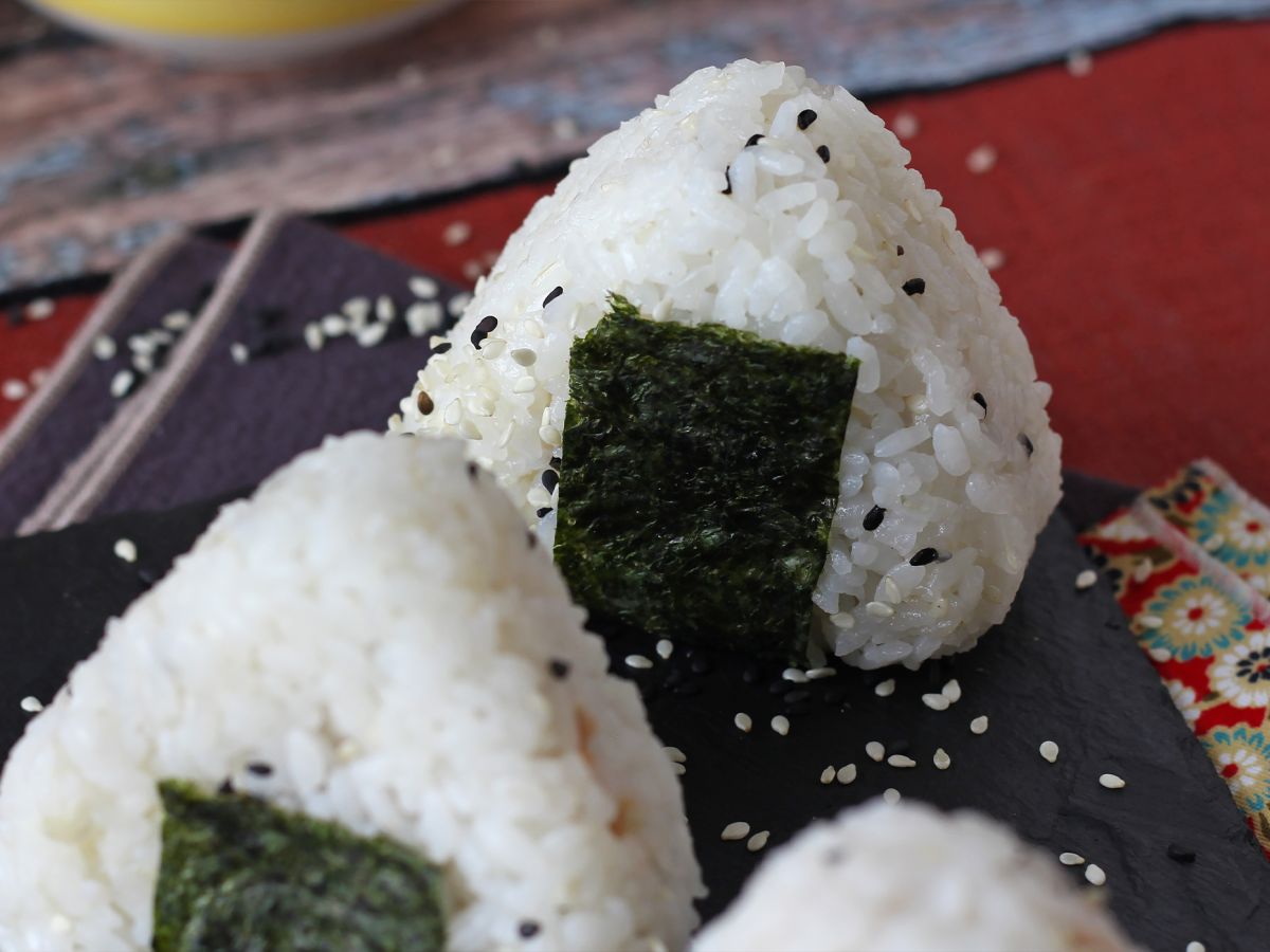 Tonnikala onigiri, pieni japanilainen kolmionmuotoinen riisivoileipä - おにぎり - kuva 8