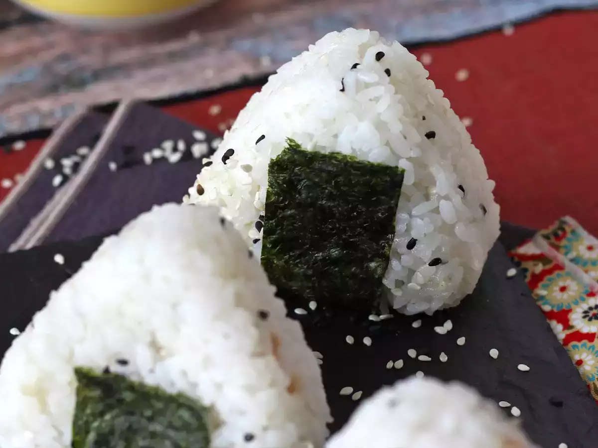 Tonnikala onigiri, pieni japanilainen kolmionmuotoinen riisivoileipä - おにぎり - kuva 8