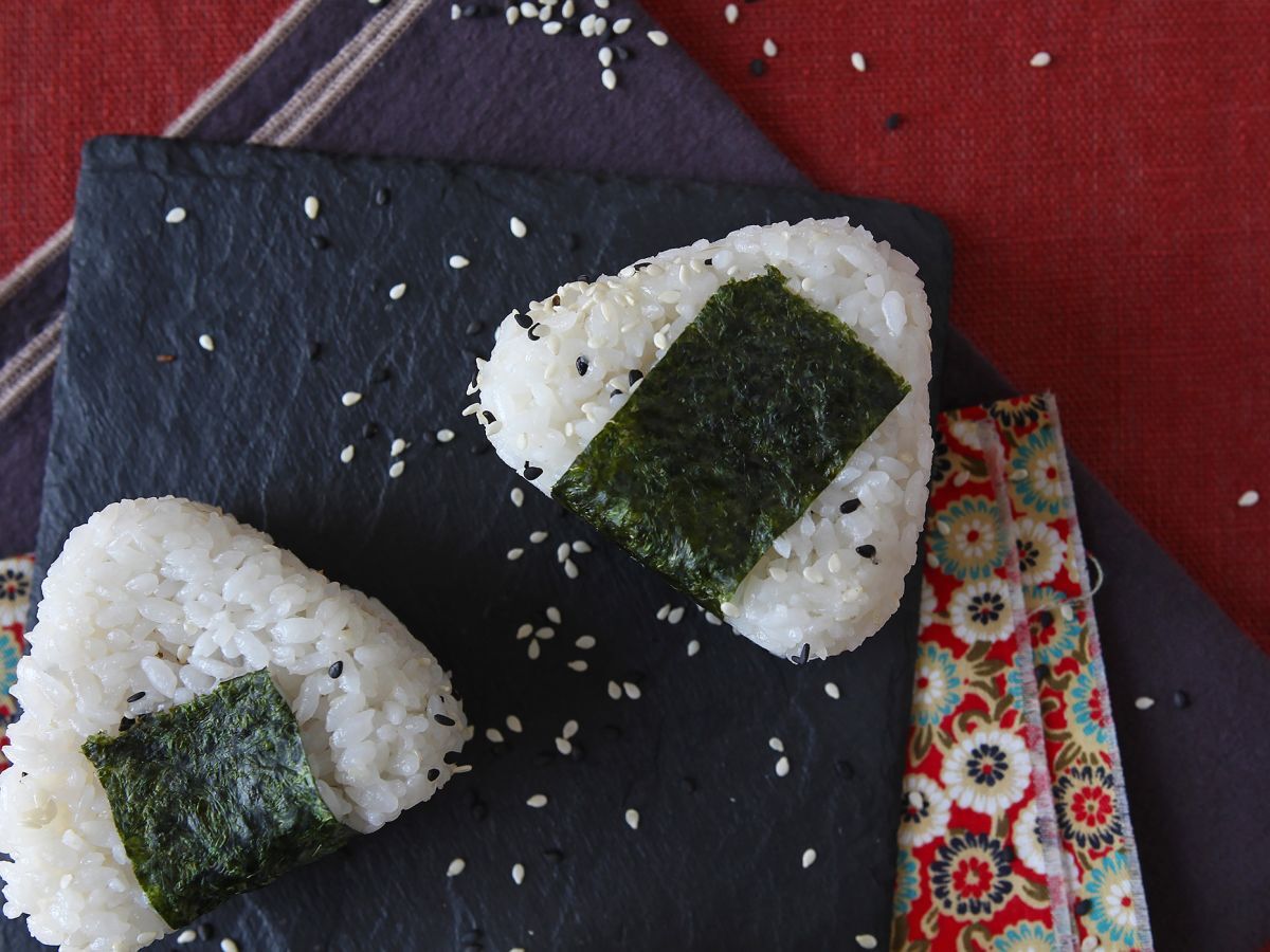 Tonnikala onigiri, pieni japanilainen kolmionmuotoinen riisivoileipä - おにぎり - kuva 9