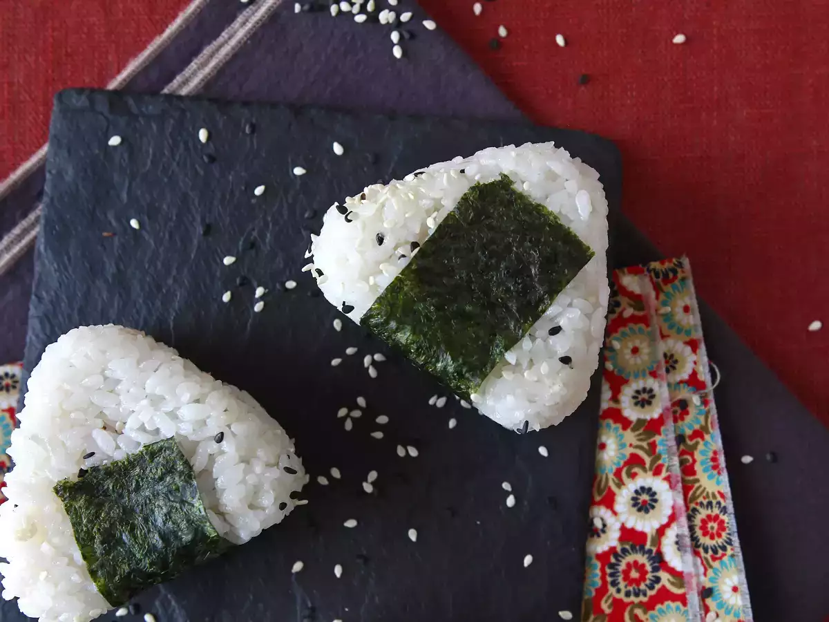 Tonnikala onigiri, pieni japanilainen kolmionmuotoinen riisivoileipä - おにぎり - kuva 9