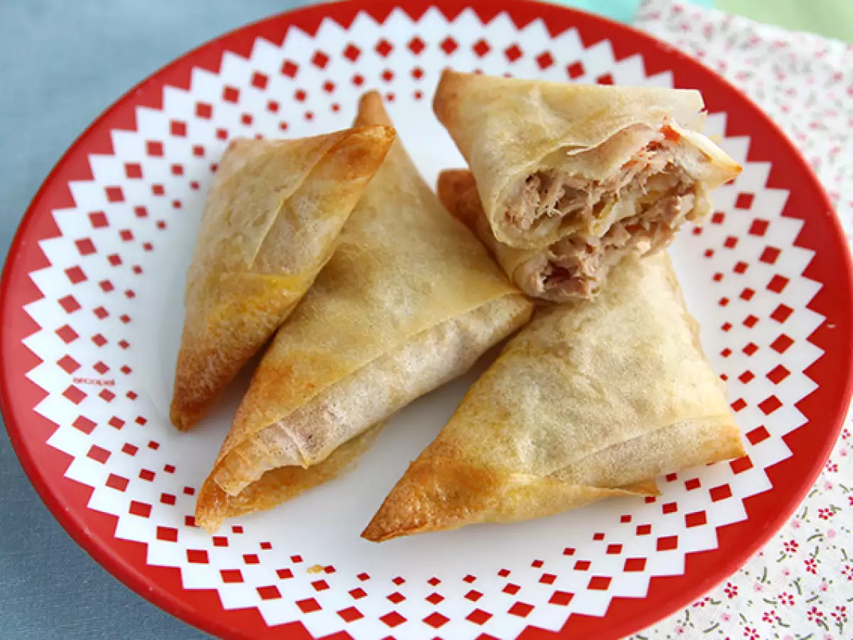 Tonnikala-tomaattisamosat
