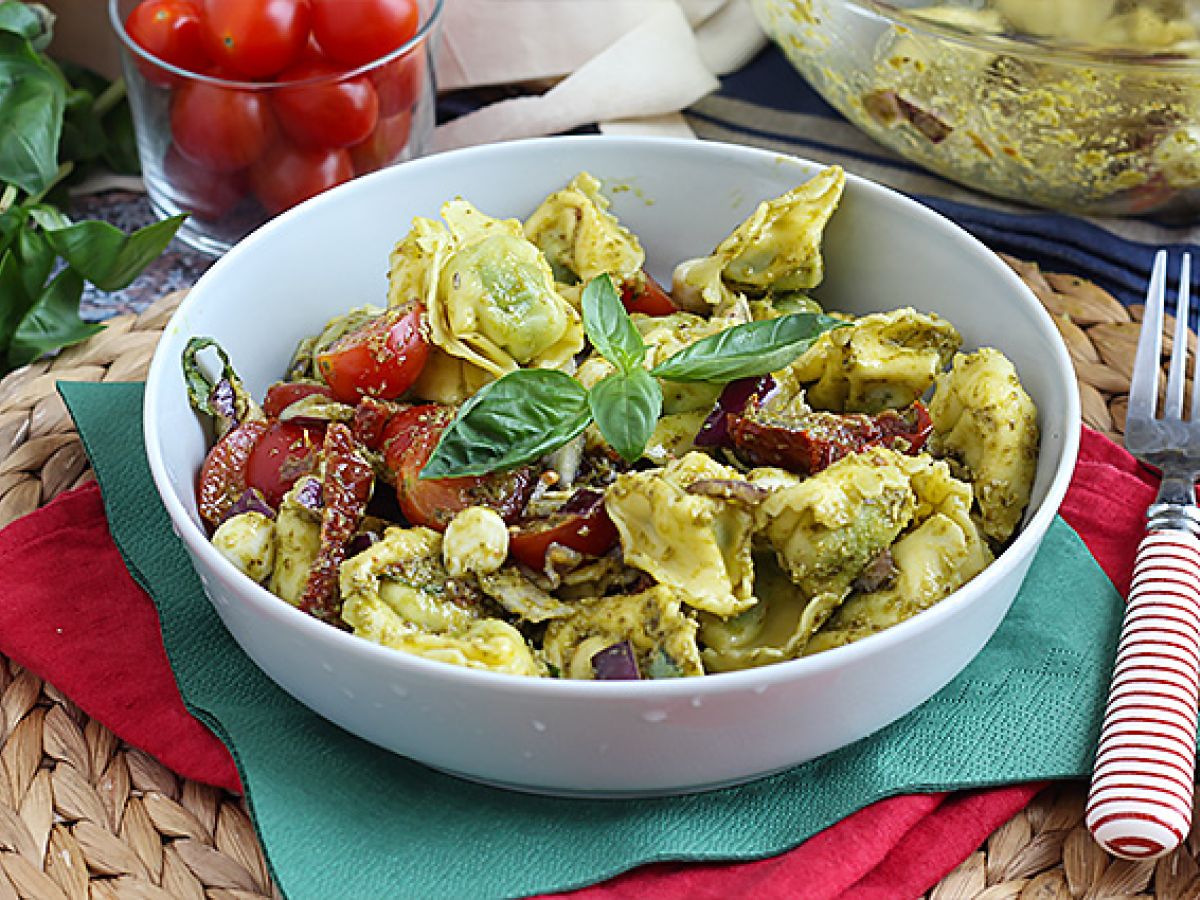 Tortellini-pestosalaatti