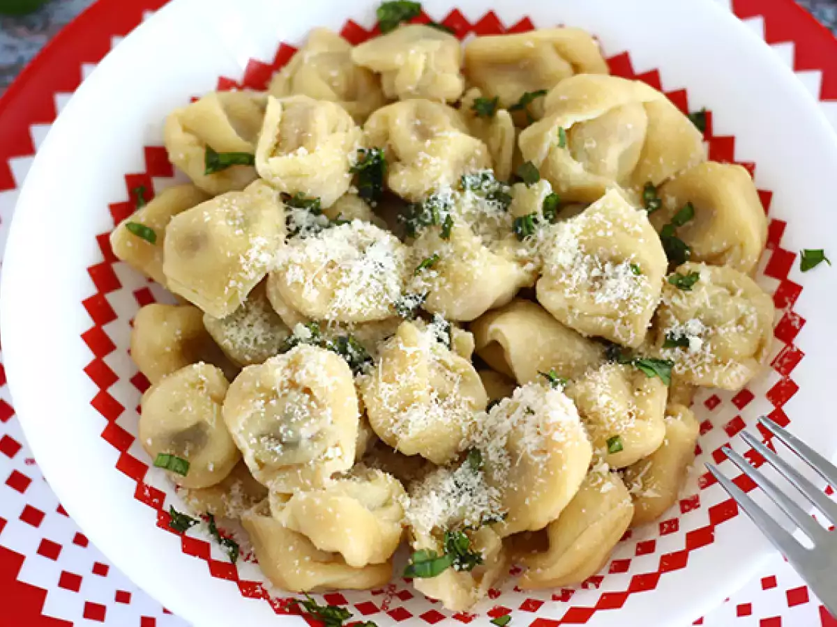 Tortellinit parmesaanilla, kinkulla ja basilikalla - kuva 2