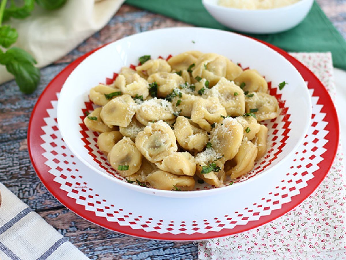 Tortellinit parmesaanin, kinkun ja basilikan kera