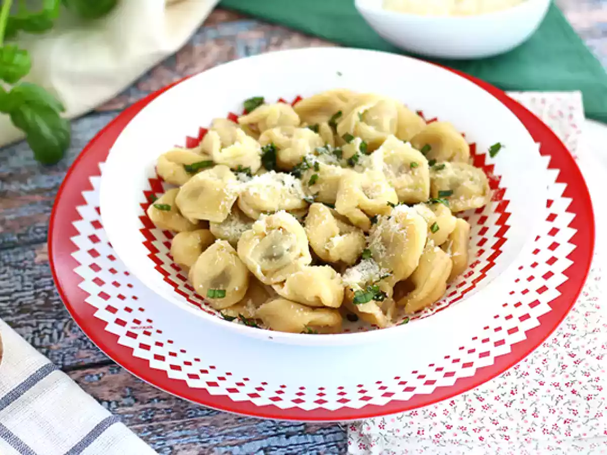Tortellinit parmesaanin, kinkun ja basilikan kera