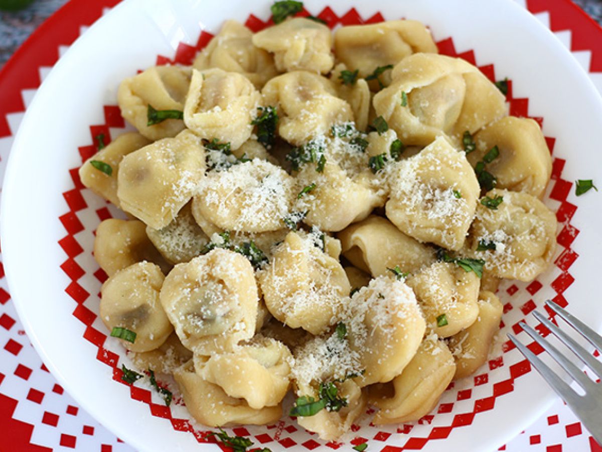 Tortellinit parmesaanin, kinkun ja basilikan kera - kuva 2