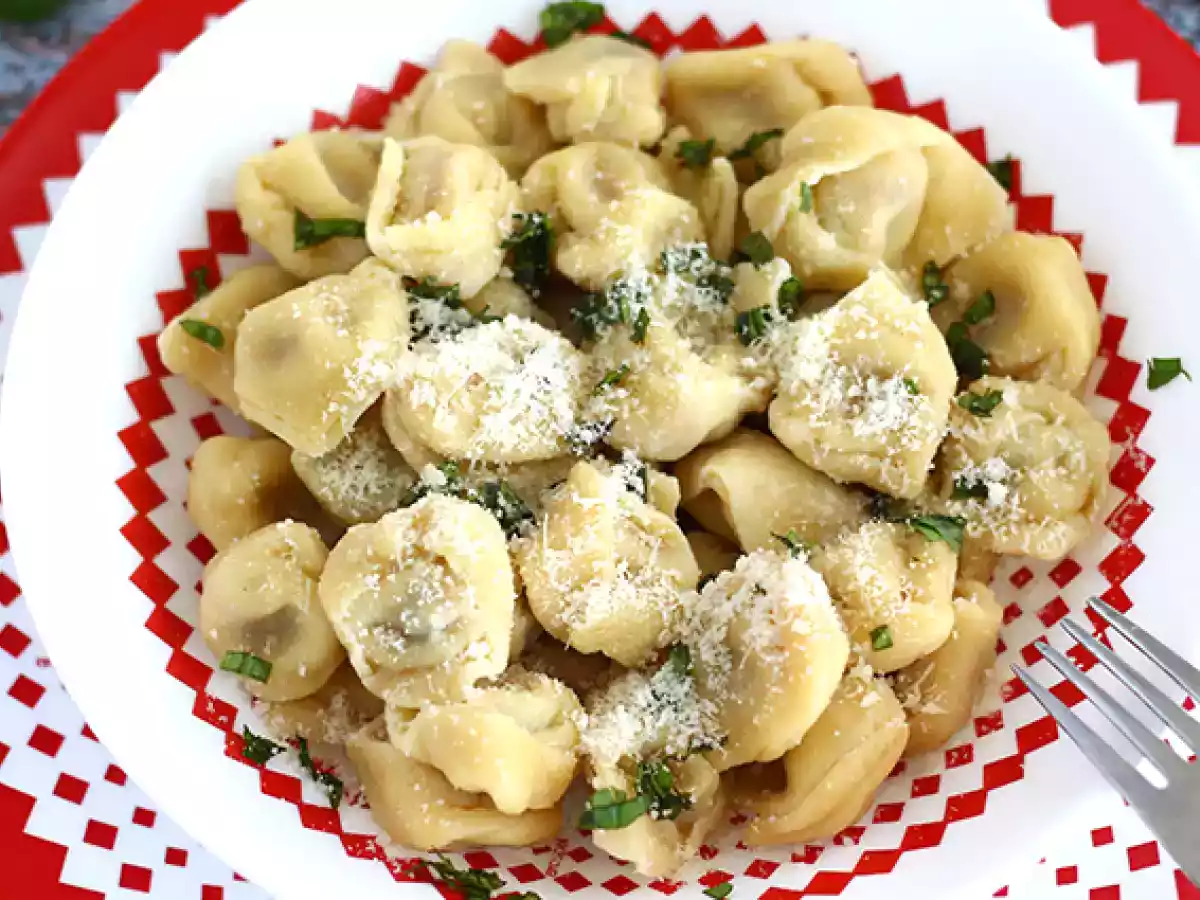 Tortellinit parmesaanin, kinkun ja basilikan kera - kuva 2