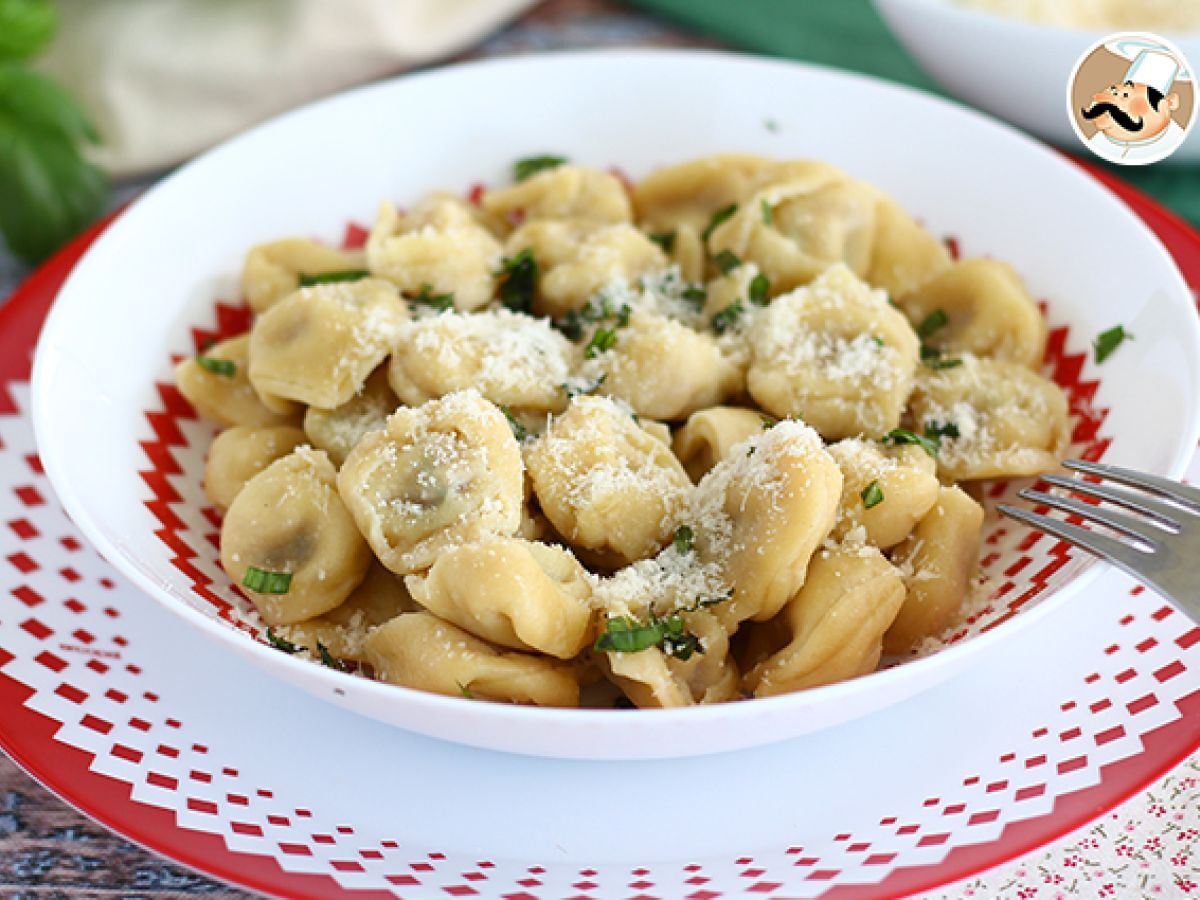 Tortellinit parmesaanin, kinkun ja basilikan kera - kuva 3