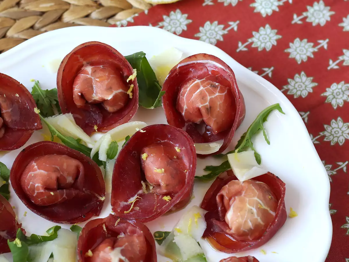 Tortelloni di bresaola täytettynä rucolalla ja ricottajuustolla: maukasta ja valmista 10 minuutissa! - kuva 5