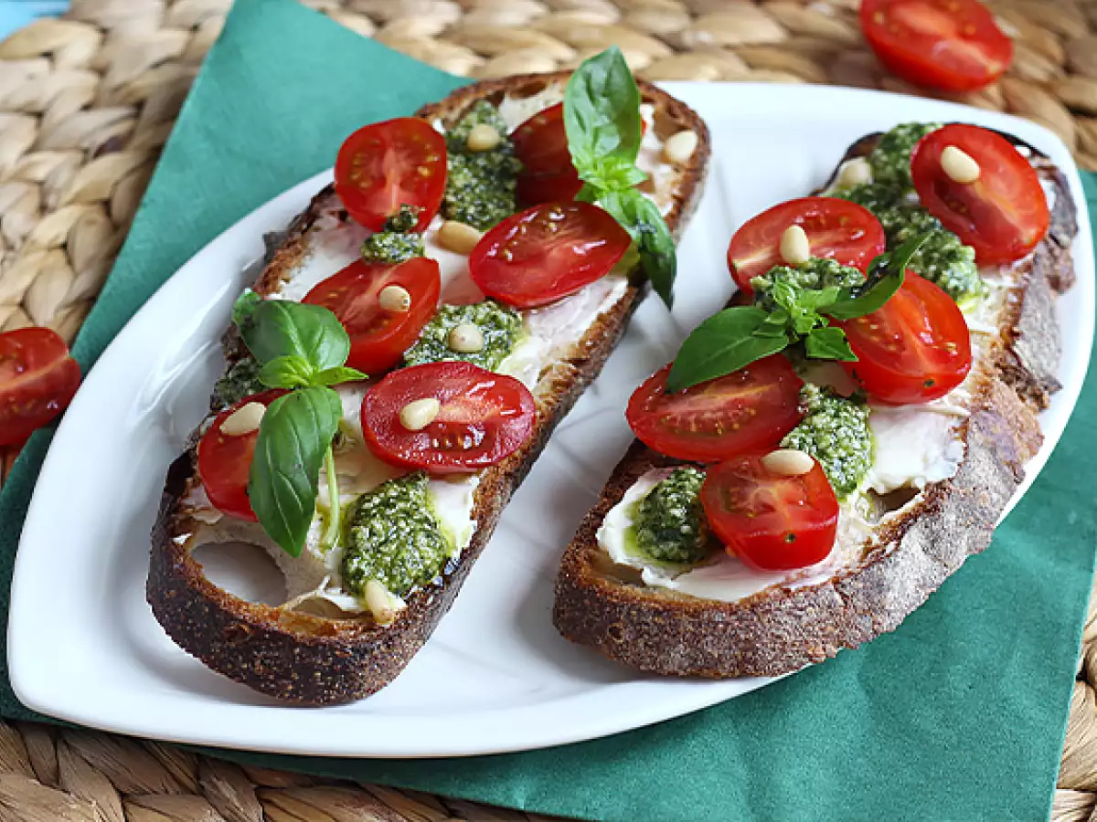 Tuorejuusto-pesto-kirsikkatomaattileivät