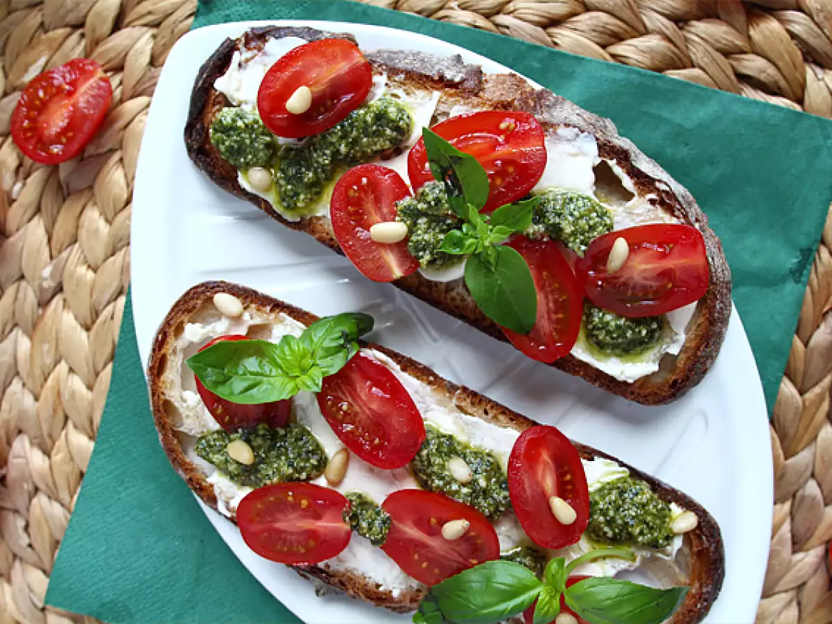 Tuorejuusto-pesto-kirsikkatomaattileivät - kuva 2