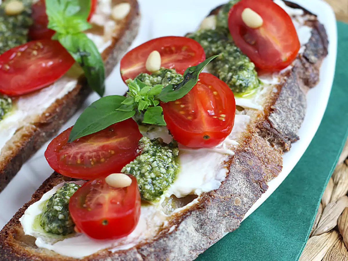 Tuorejuusto-pesto-kirsikkatomaattileivät - kuva 3