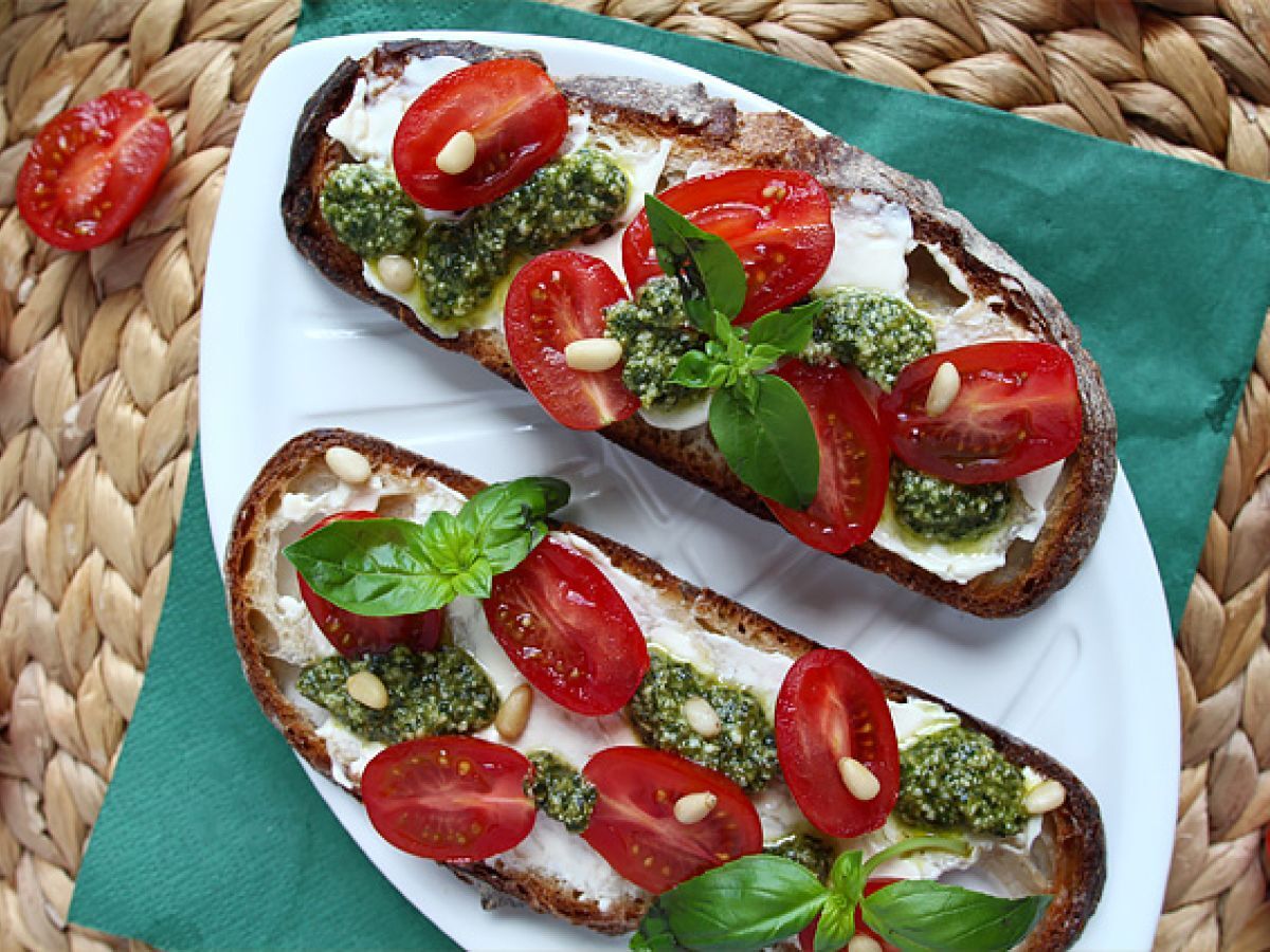 Tuorejuusto-pesto-kirsikkatomaattivoileivät - kuva 2