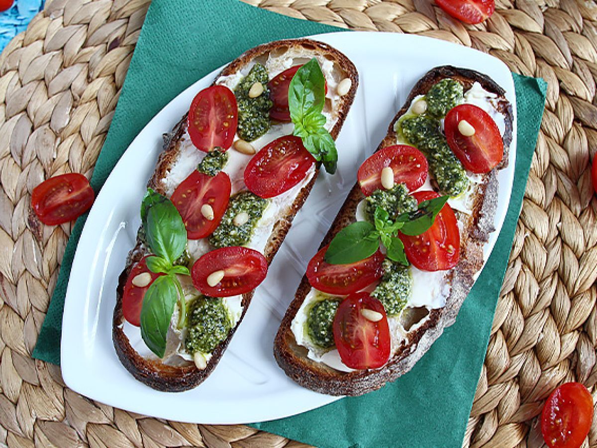 Tuorejuusto-pesto-kirsikkatomaattivoileivät - kuva 4