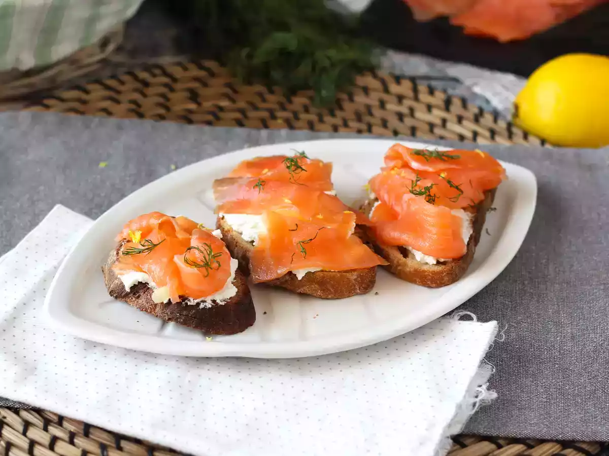 Tuoretta vuohenjuustoa ja savustettua lohta paahtoleivän päällä