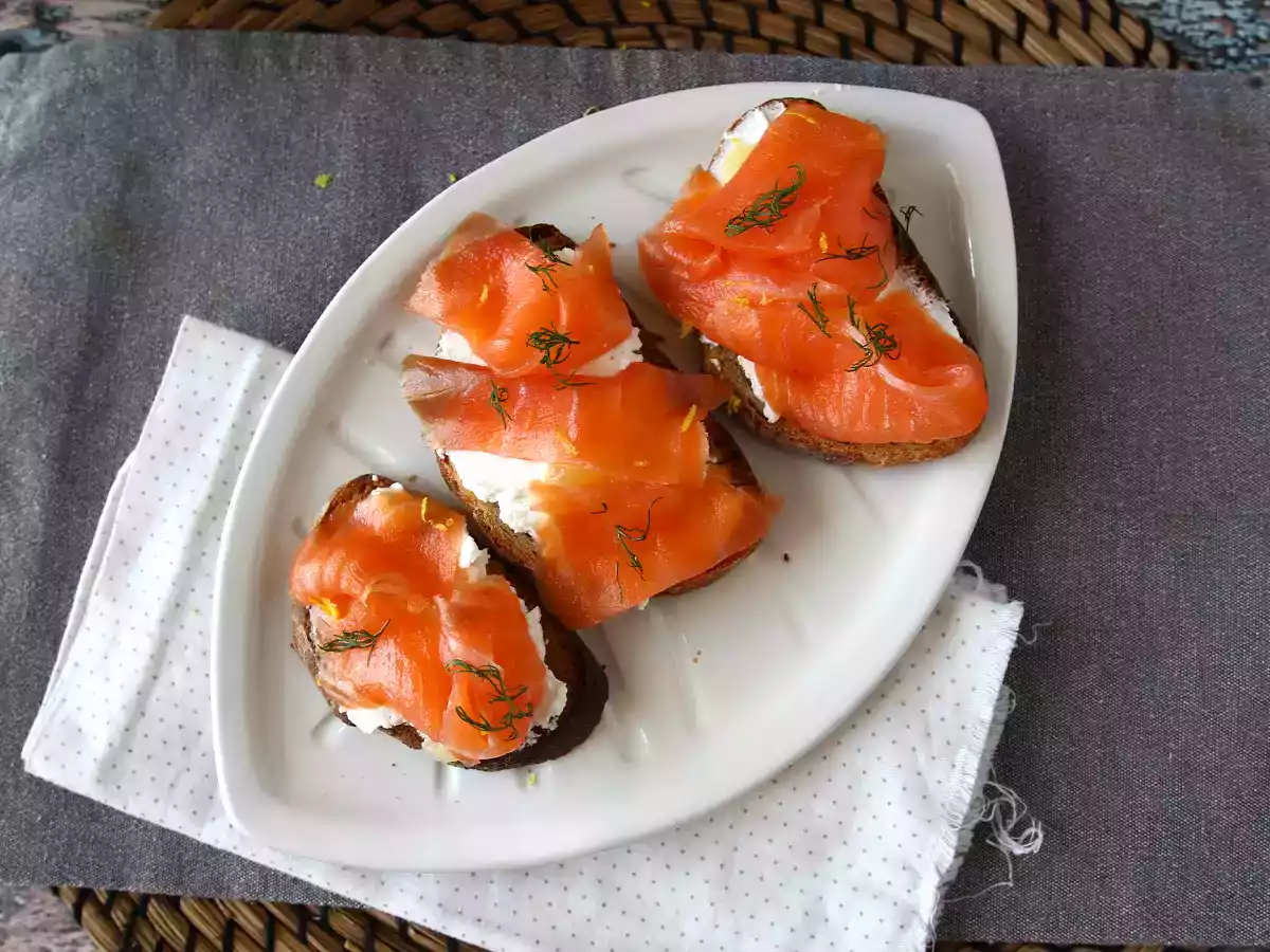 Tuoretta vuohenjuustoa ja savustettua lohta paahtoleivän päällä - kuva 2