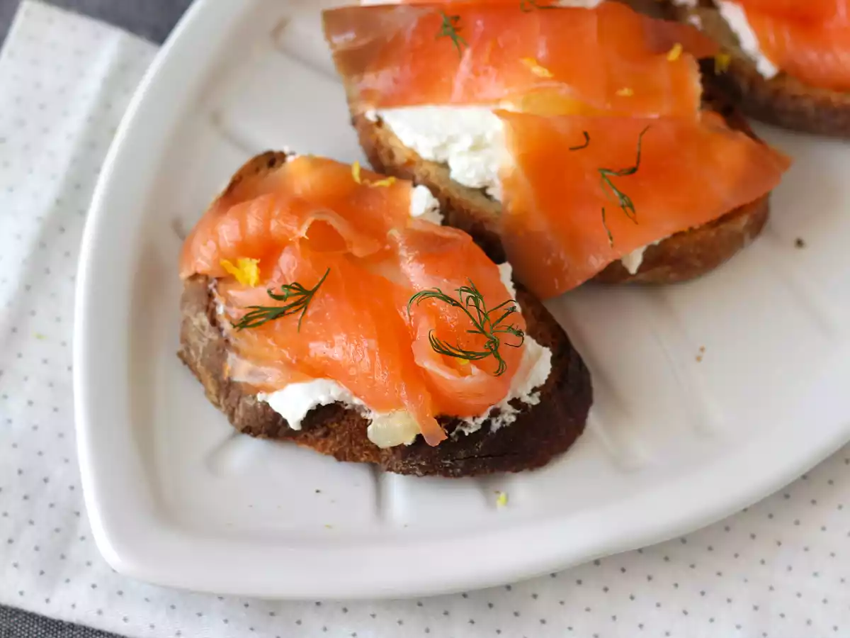 Tuoretta vuohenjuustoa ja savustettua lohta paahtoleivän päällä - kuva 3