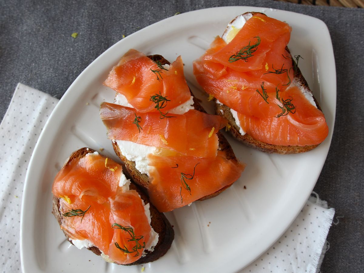 Tuoretta vuohenjuustoa ja savustettua lohta paahtoleivän päällä - kuva 5