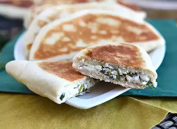 Turkkilaiset pannukakut fetalla, sitruunalla ja persiljalla - gözleme