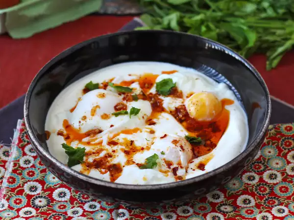 Resepti Turkkilaistyyliset kananmunat jogurttipohjalla mausteöljyllä - çilbir