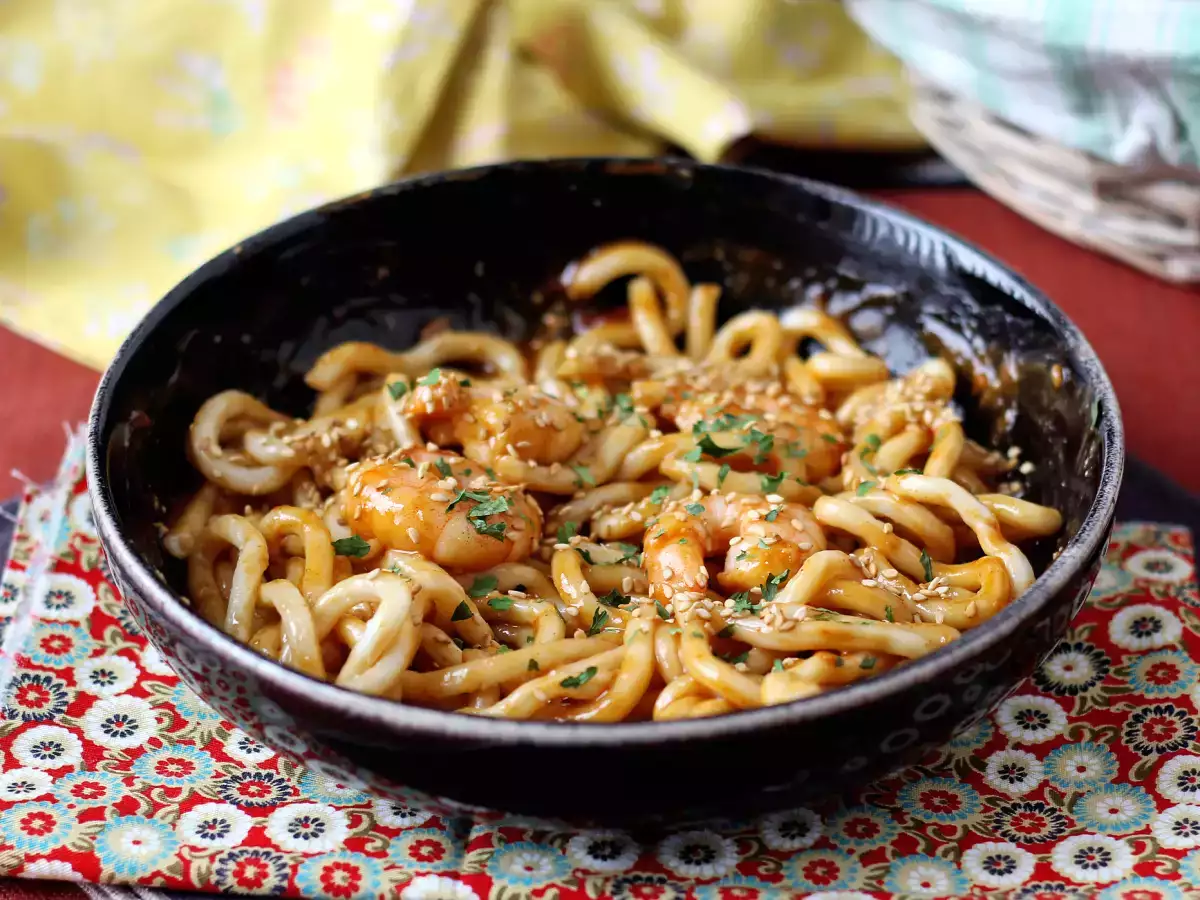 Udon-nuudelit katkaravuilla ja tulisella maapähkinäkastikkeella - kuva 2